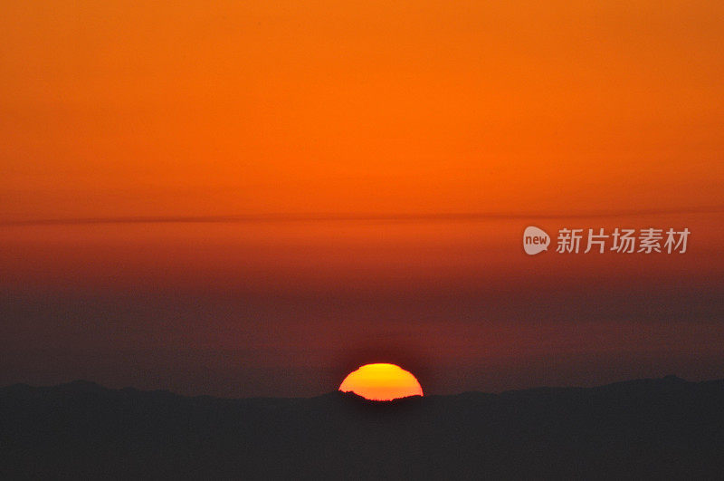 耀眼的太阳在金色的天空