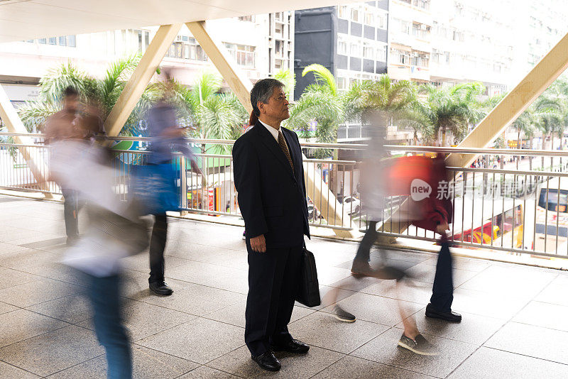 从人群中脱颖而出的资深亚洲商人