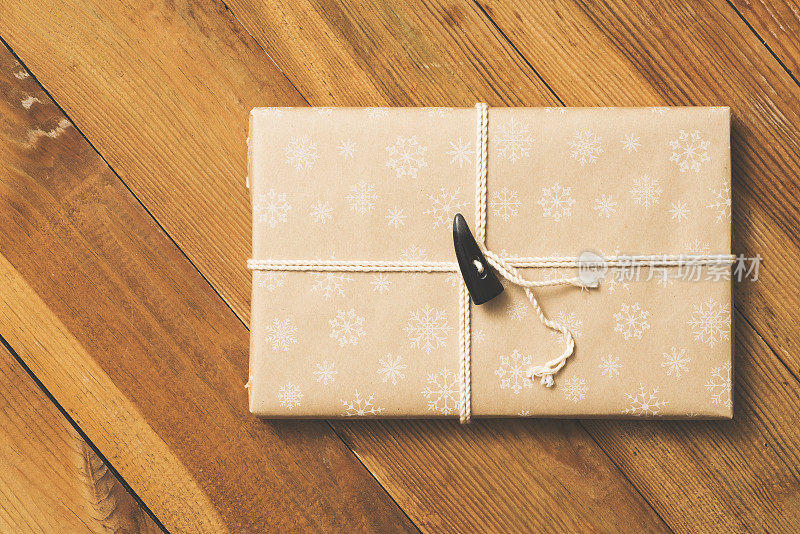 礼品包装与雪花图案包装纸在木制背景