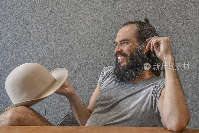 迷人的墨西哥男子与帽子在生动幽默的讨论。