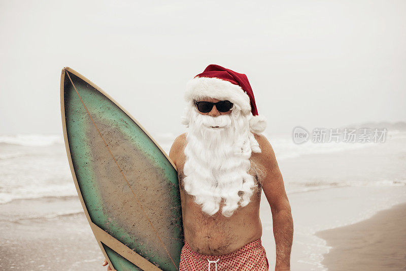 带冲浪板的圣诞老人