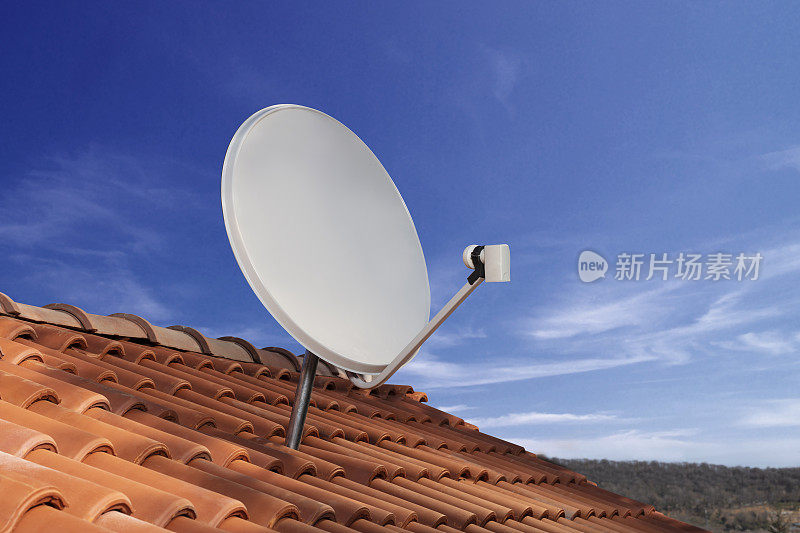 屋顶上的卫星接收器