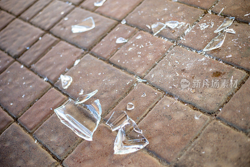 地上有碎玻璃碎片