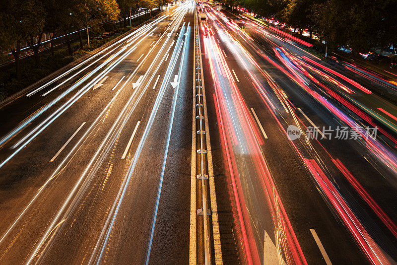 夜间城市道路上的慢门栏杆