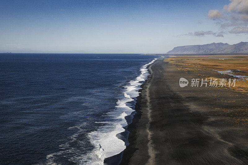 冰岛dyrholey灯塔上的黑色火山海滩