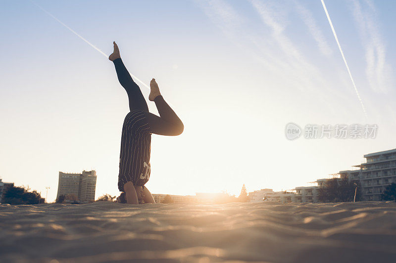 在海滩上练习瑜伽的女人