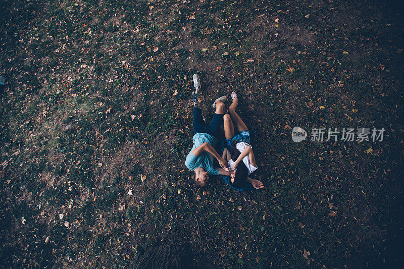 一对幸福的夫妇躺在草地上