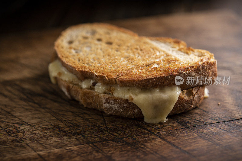 用酸面包做的奶酪烤三明治。