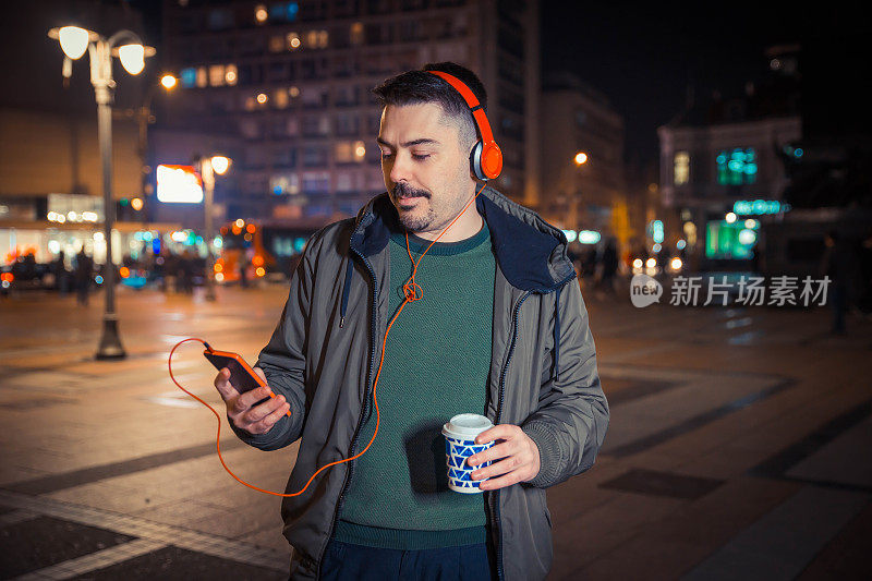在街上听音乐喝咖啡