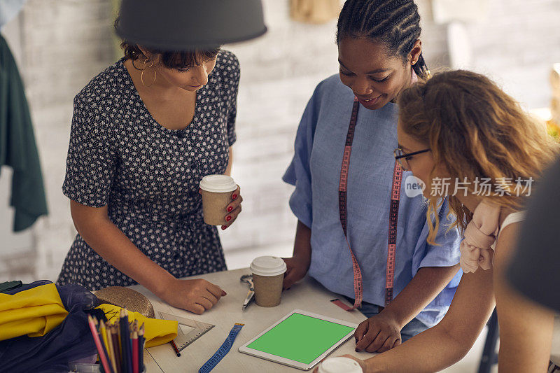 女时装设计师在她们的工作室