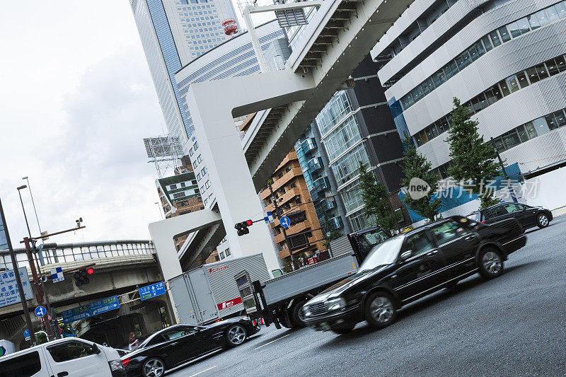 日本东京市区街道上的交通状况