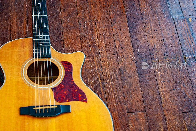 声学切割吉他在硬木地板