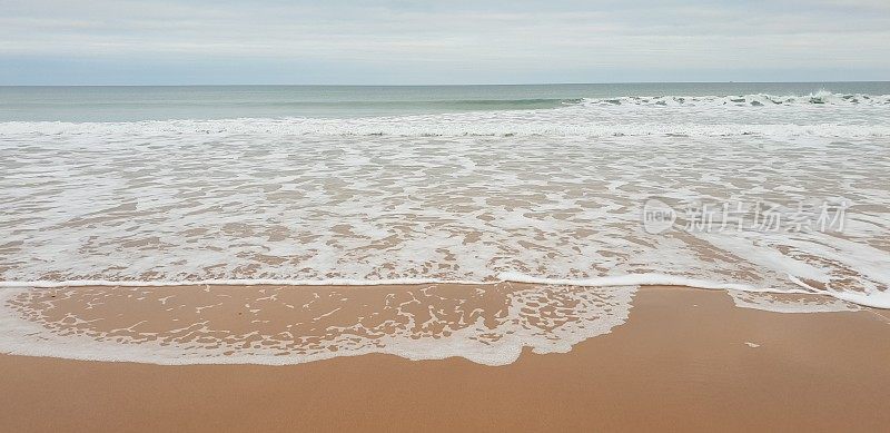 到达海滩的海浪