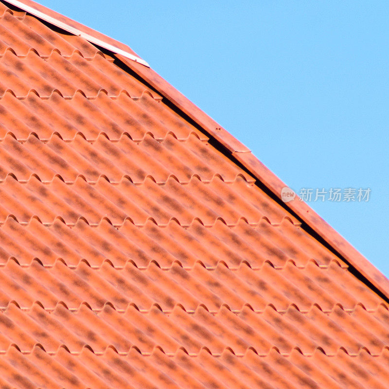 瓦楞板的屋顶是橘红色的