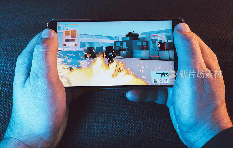 动作视频游戏的近景在智能手机上玩