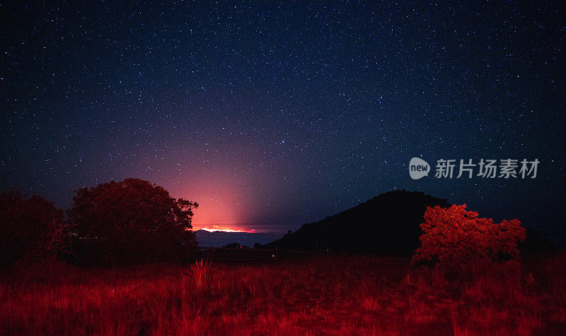 星空下的火山喷发