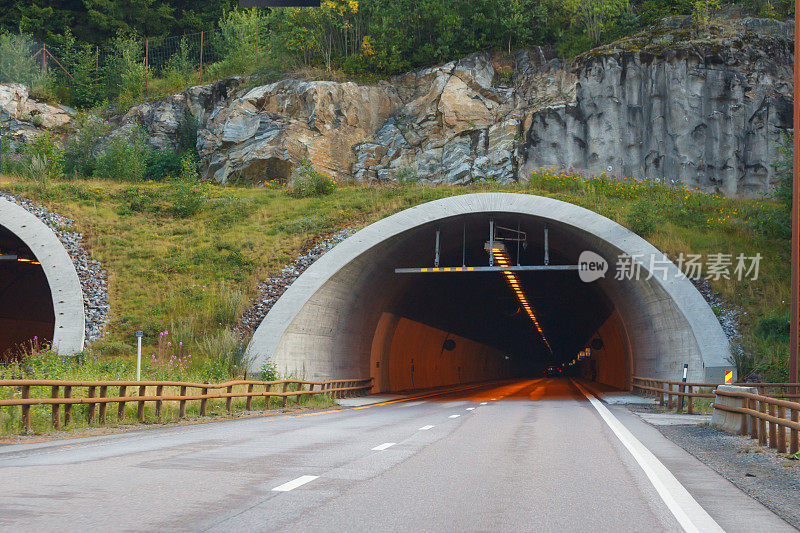 在挪威的公路隧道外面