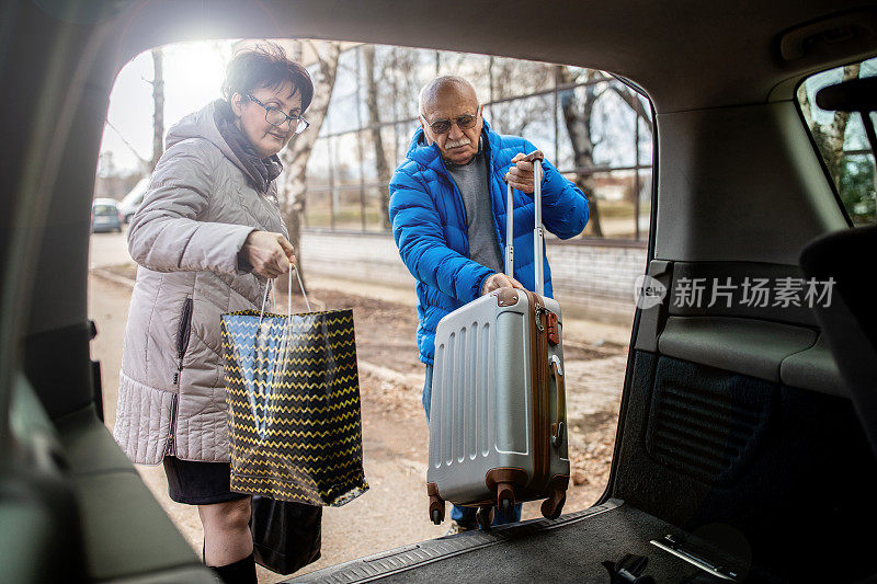 一对老年夫妇要去旅行了