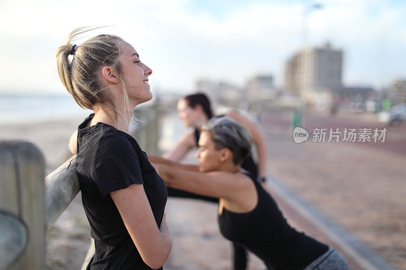 三个年轻女人一起锻炼。