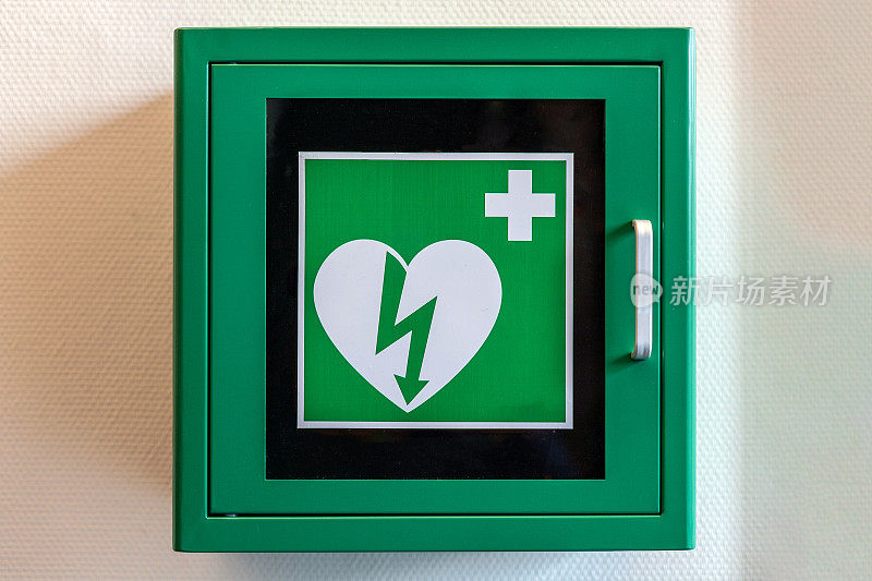 除颤器AED在柜中，绿白相间