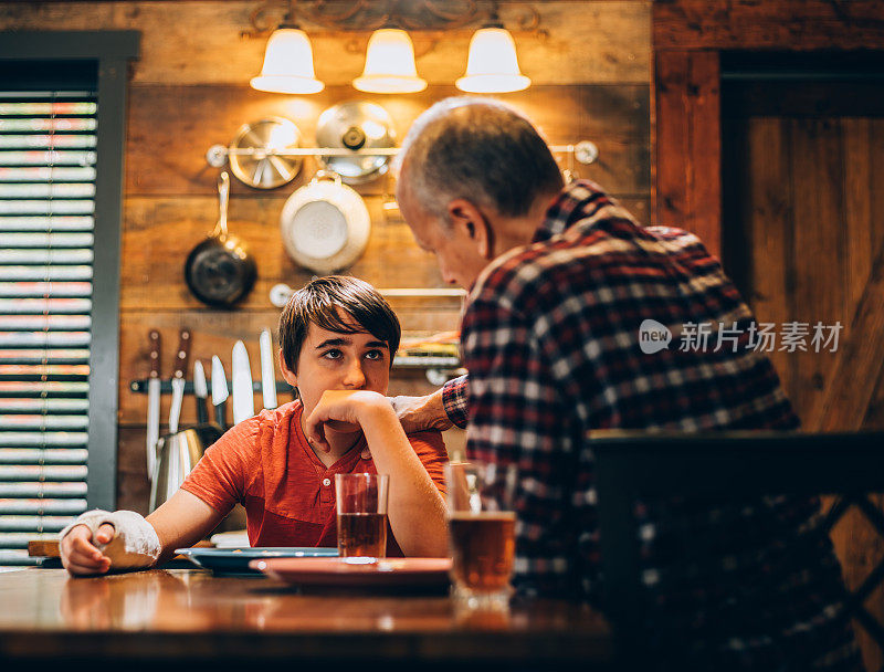 伤害少年和祖父