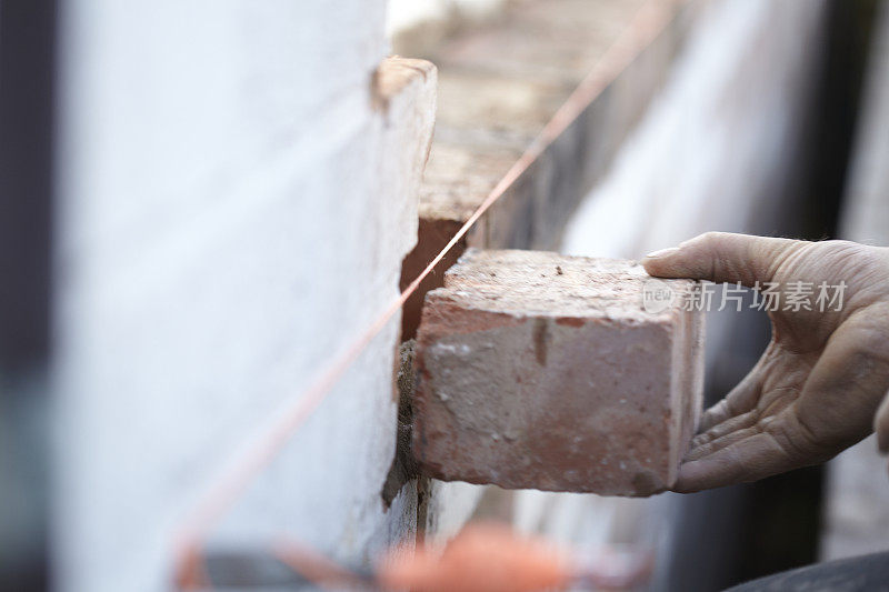 砖匠用再生砖建造新的扩建部分