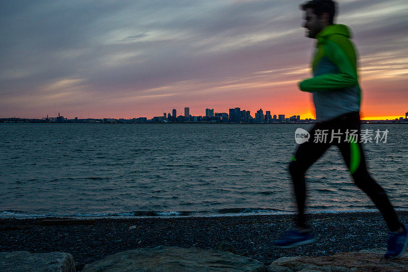 波士顿，日落时分的跑步者