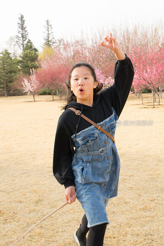 草地上的少年