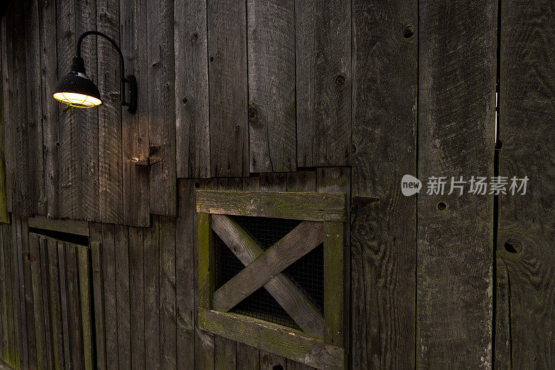 一个旧木谷仓上的户外壁灯
