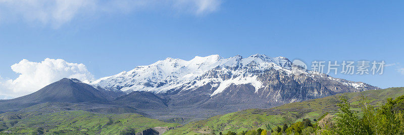 在犹他州春天被雪覆盖的廷帕诺戈斯山的全景