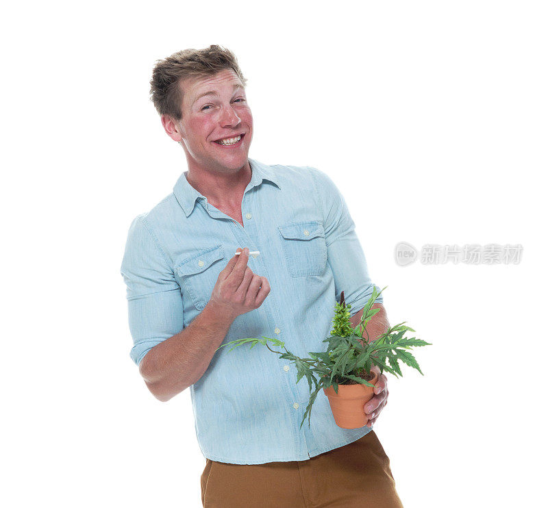 拿着大麻和大麻的年轻人