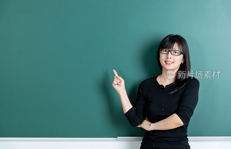 女人指着黑板