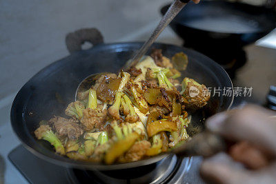 自制大杂烩:在铁锅里炖排骨、蔬菜和面条