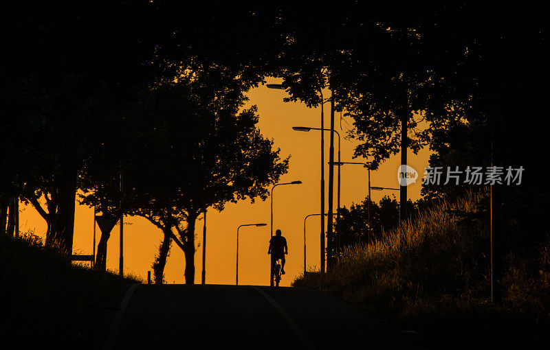 夕阳下的摩托车手