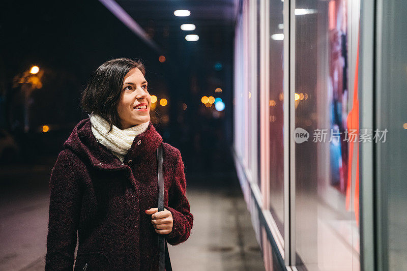 女人在晚上逛街