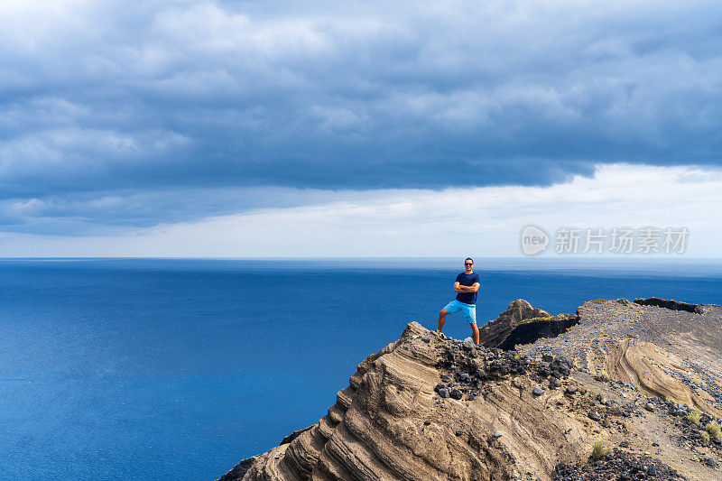 在极端地形上的年轻男性徒步旅行者