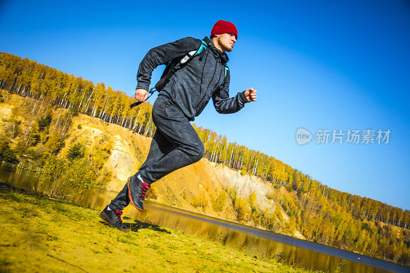 绕着秋湖和森林奔跑-低角度观