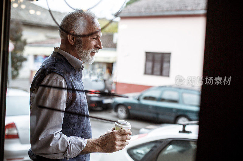老男人，咖啡外带