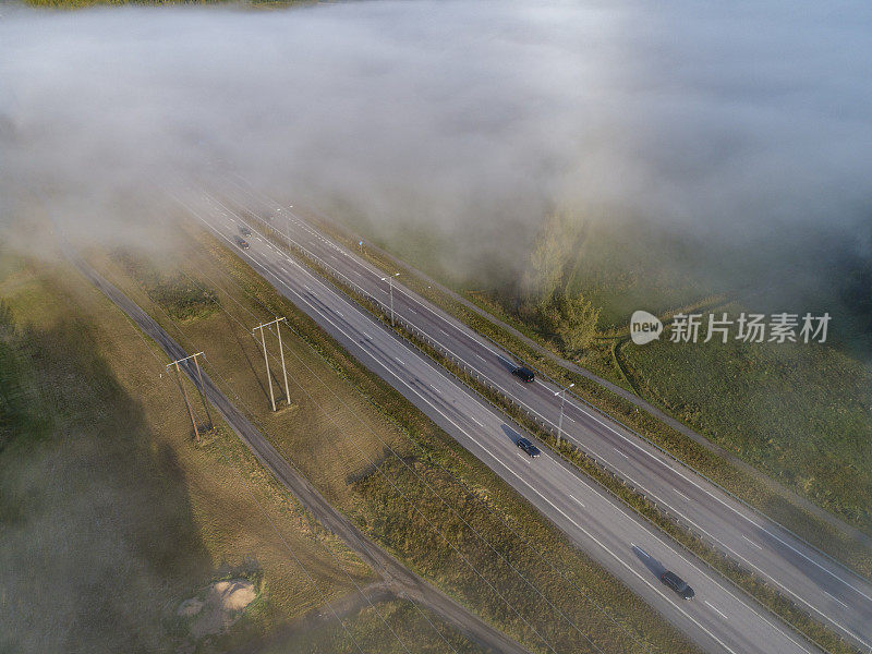 鸟瞰图的道路在一个雾蒙蒙的农村景观