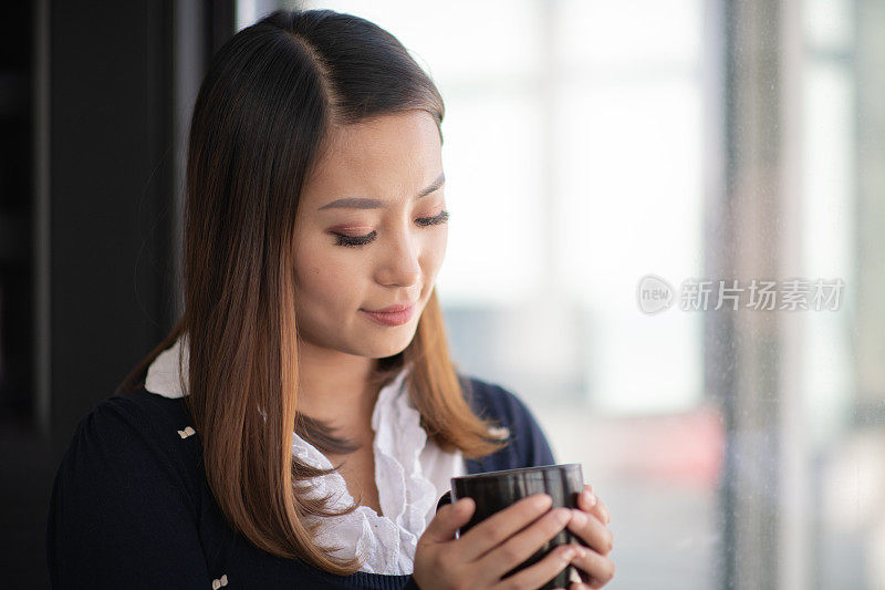 沉思的中国女人的肖像