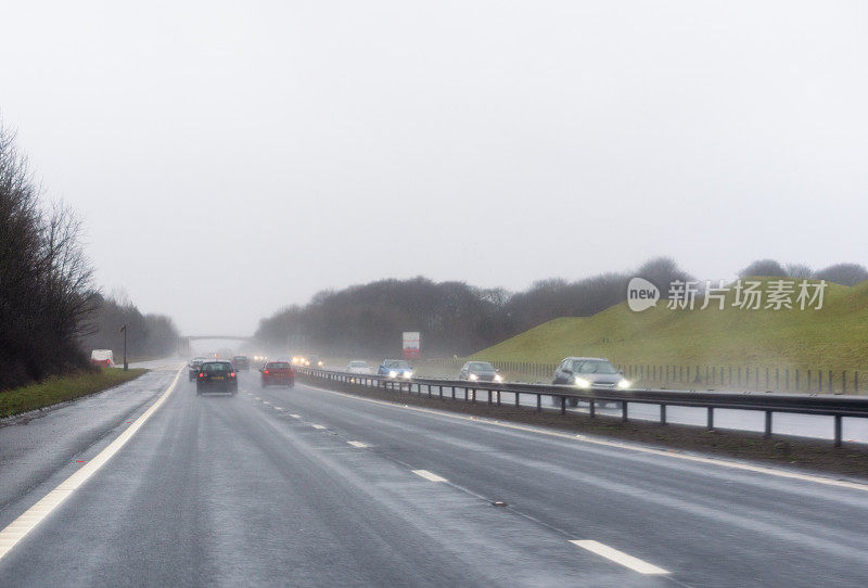 大雨中的英国高速公路