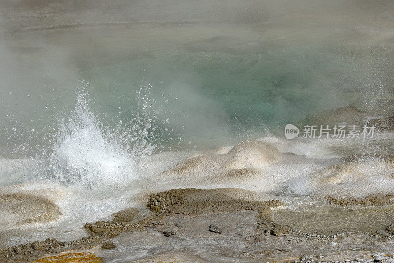 间歇性间歇泉喷发，上间歇泉盆地，黄石