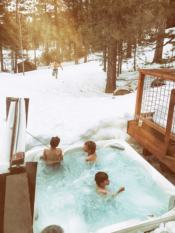 和家人一起洗热水澡，享受雪景