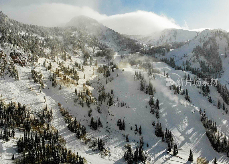 雪鸟滑雪场在冬季的高峰期，靠近犹他州盐湖城的瓦萨奇山脉