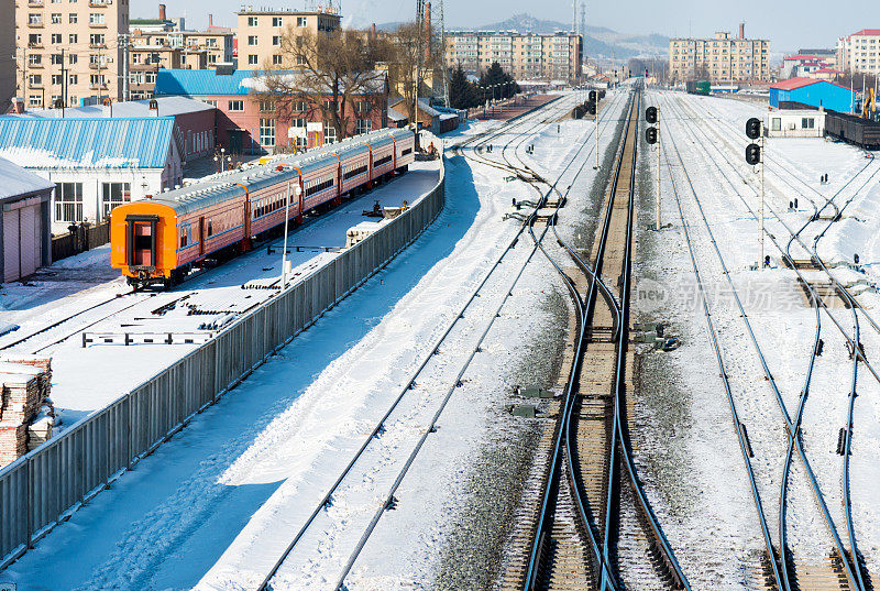 火车在冬天的轨道上运行