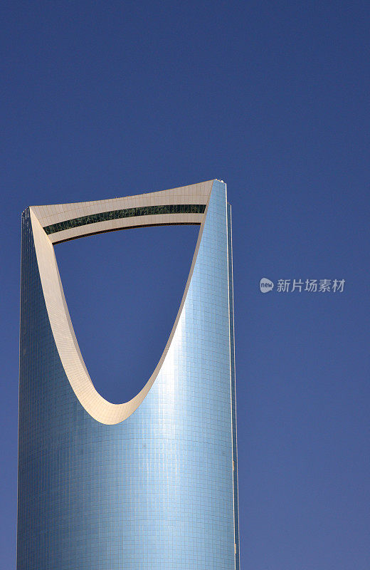 沙特阿拉伯利雅得的王国中心塔和蓝天