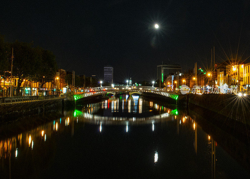 都柏林市中心里菲河上的哈佩尼桥。