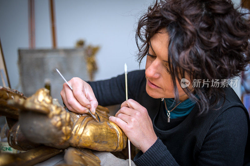 修复和制作实验室工匠:修复古董金色天使雕像