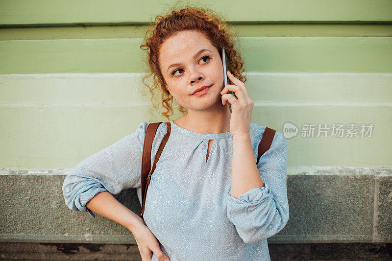 学生给某人打电话