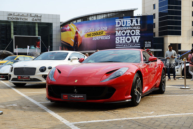 2019迪拜车展展厅入口附近是法拉利812超高速和宾利大陆GT跑车